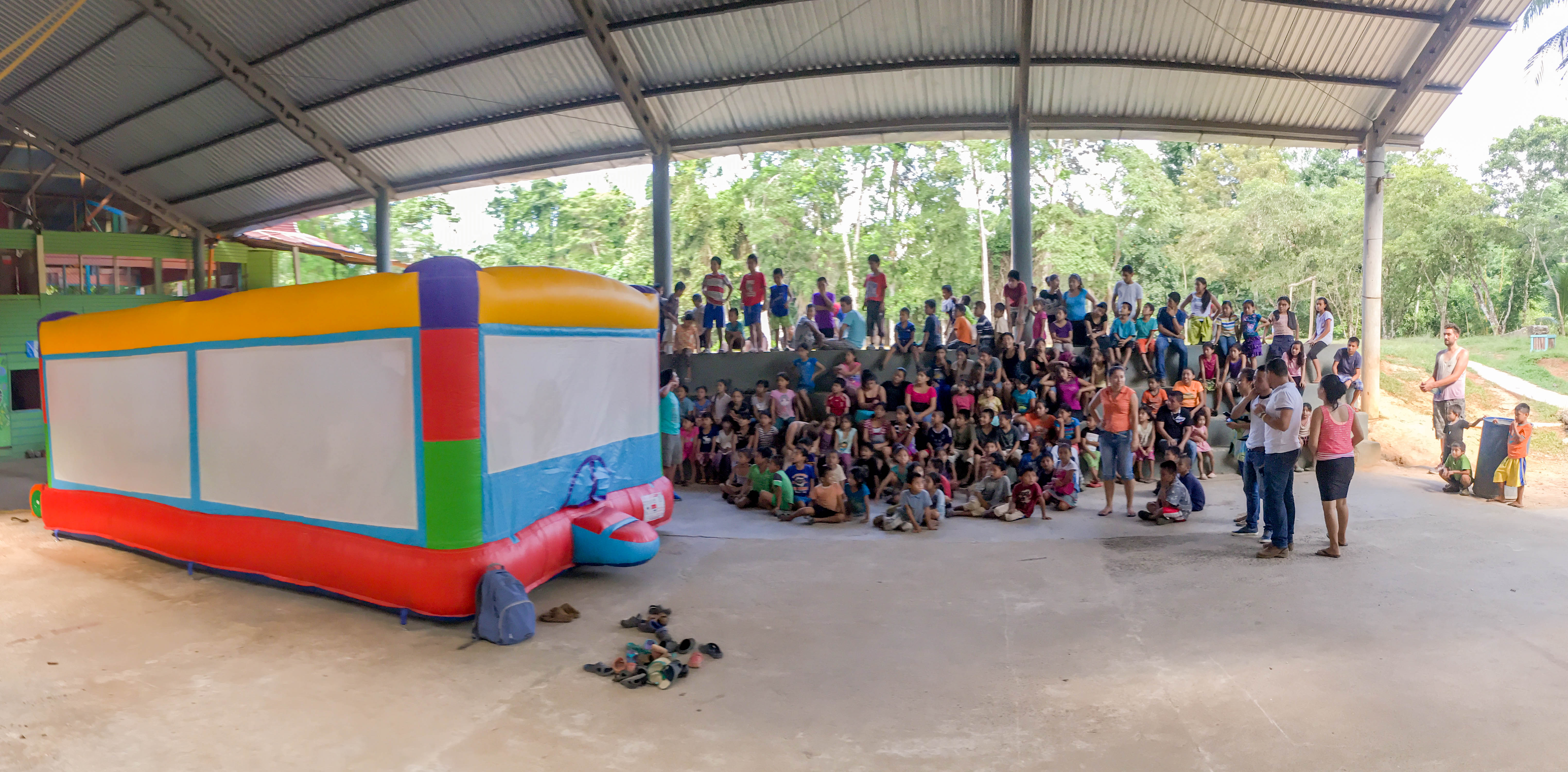 Encuentro con el juego inflable de Expedición Sonrisa en Casa Guatemala, Río Dulce, Guatemala.