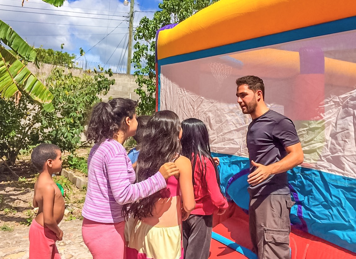 Encuentro con el juego inflable de Expedición Sonrisa en el Hogar La Casa de Los Ángeles, Tegucigalpa, Honduras