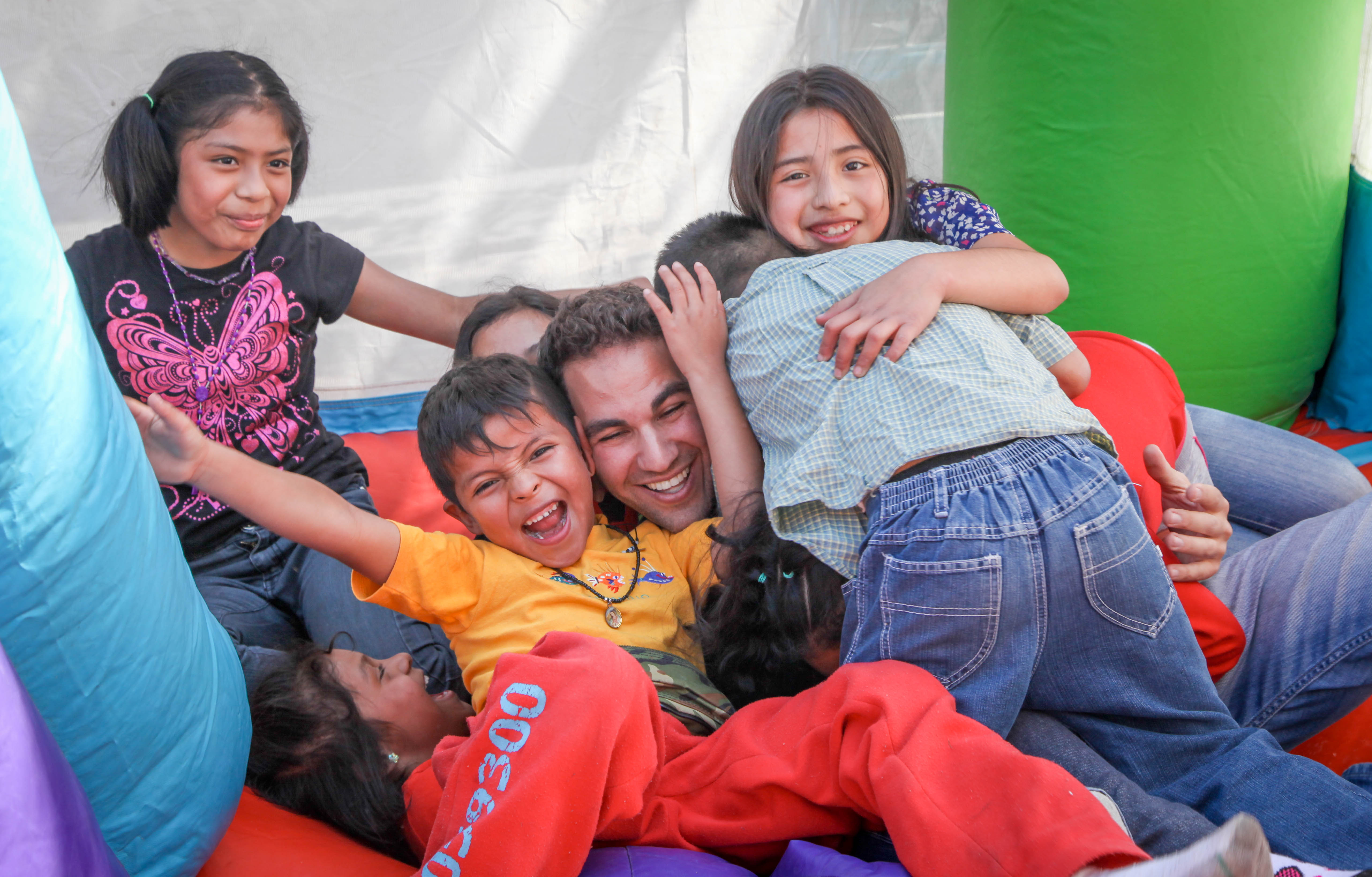 Encuentro con el juego inflable de Expedición Sonrisa en el Hogar Divina Providencia, Ciudad de México, México