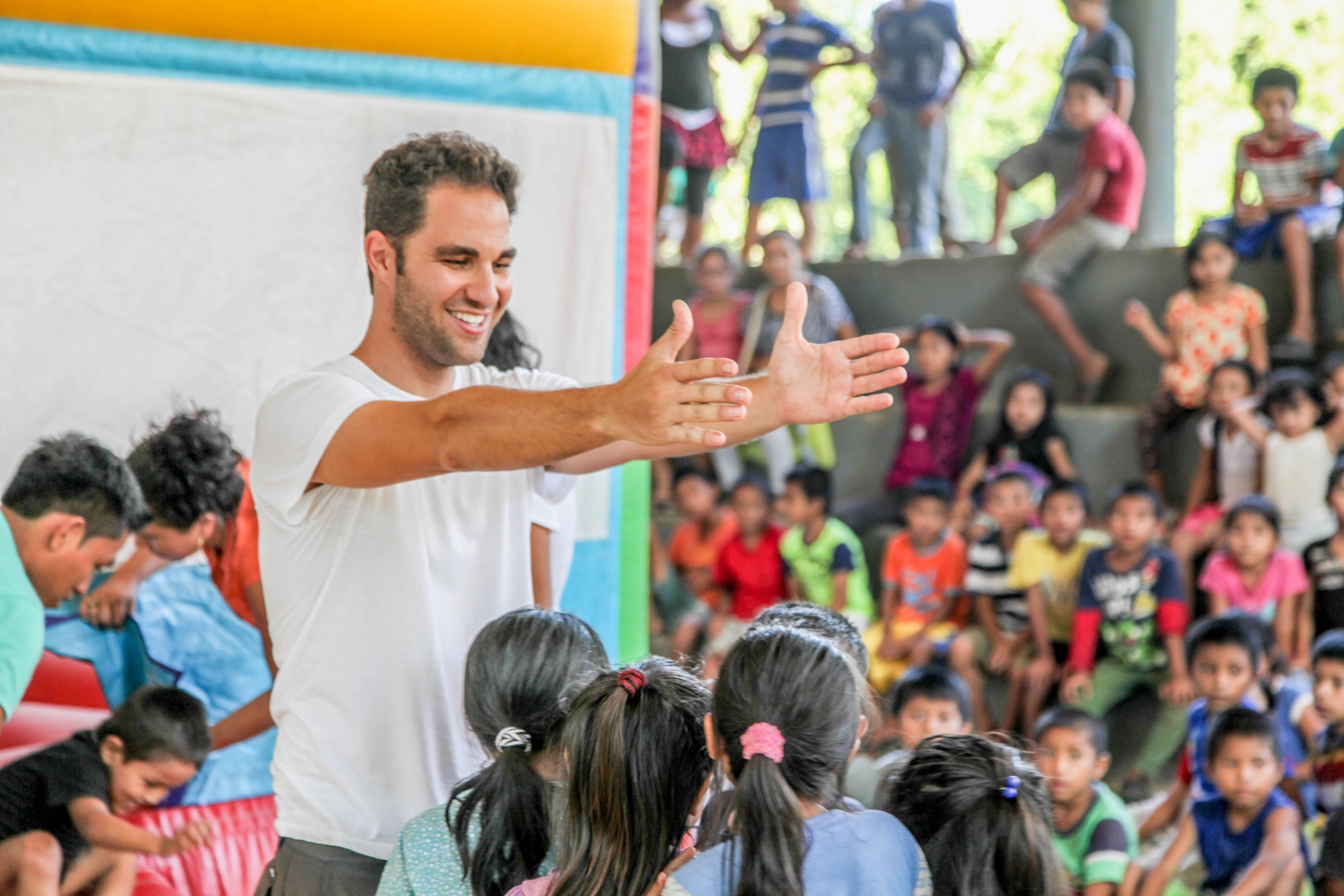 Encuentro con el juego inflable de Expedición Sonrisa en Casa Guatemala, Río Dulce, Guatemala.